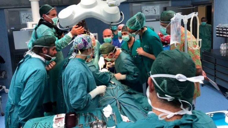 Scopri di più sull'articolo Guida con la mano fuori, la perde in un incidente. Riattaccata dopo 11 ore di intervento